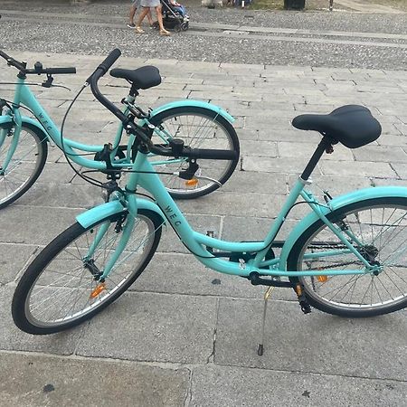 Alloggio Del 1400 Nel Cuore Del Centro Storico A 2 Min Dal Porto E Con 2 Bici Gratuite Como Bagian luar foto