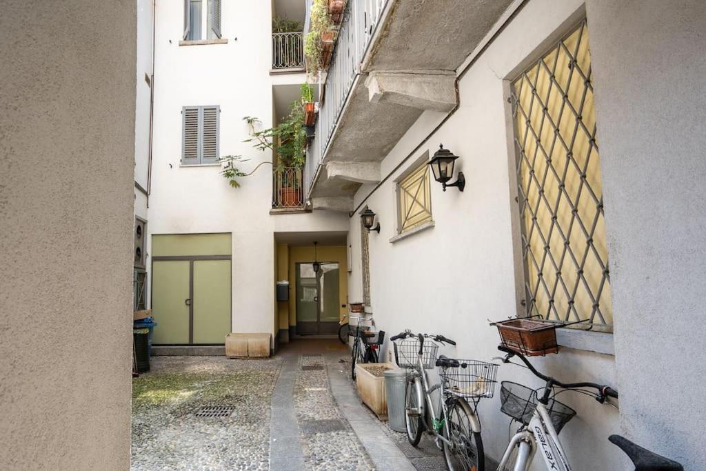 Alloggio Del 1400 Nel Cuore Del Centro Storico A 2 Min Dal Porto E Con 2 Bici Gratuite Como Bagian luar foto