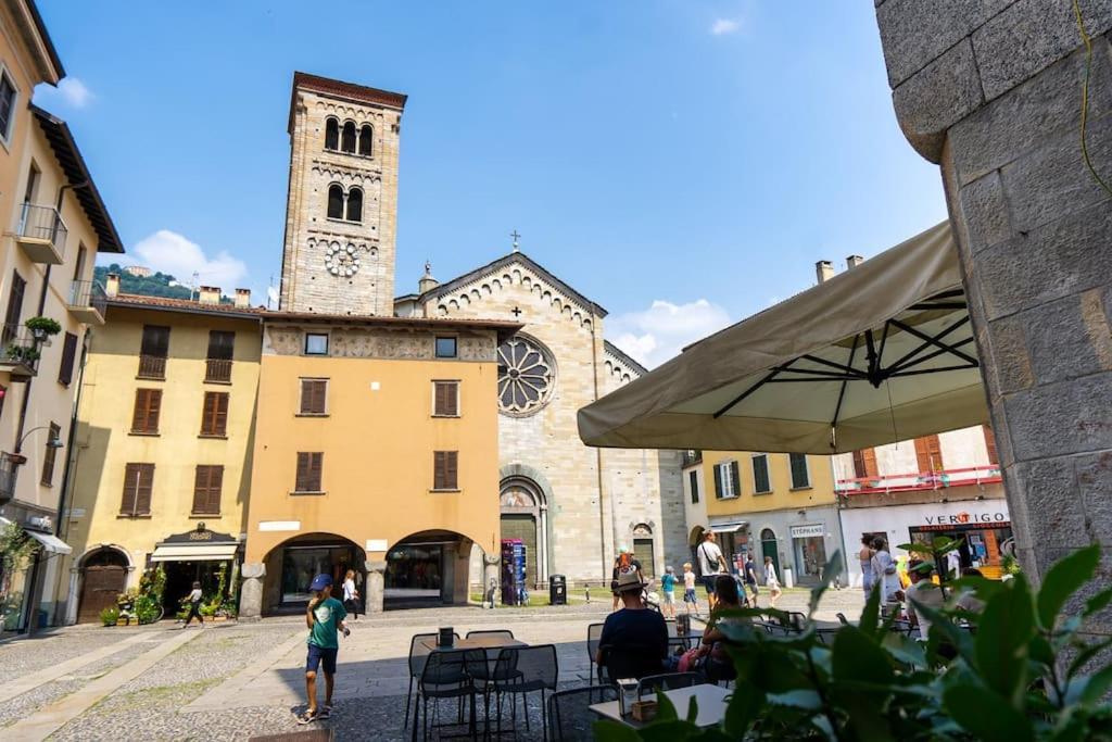 Alloggio Del 1400 Nel Cuore Del Centro Storico A 2 Min Dal Porto E Con 2 Bici Gratuite Como Bagian luar foto