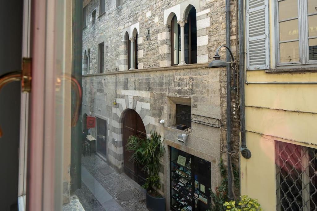 Alloggio Del 1400 Nel Cuore Del Centro Storico A 2 Min Dal Porto E Con 2 Bici Gratuite Como Bagian luar foto