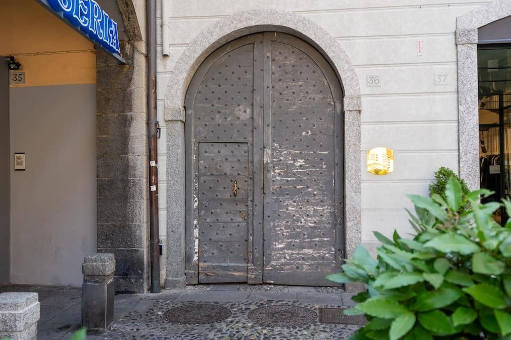 Alloggio Del 1400 Nel Cuore Del Centro Storico A 2 Min Dal Porto E Con 2 Bici Gratuite Como Bagian luar foto
