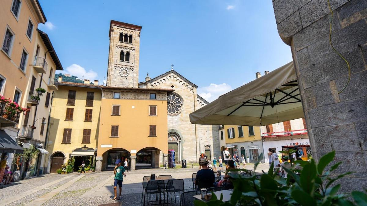 Alloggio Del 1400 Nel Cuore Del Centro Storico A 2 Min Dal Porto E Con 2 Bici Gratuite Como Bagian luar foto